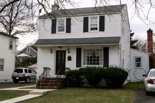 707 Lees Ln, Camden, NJ 08108-3132