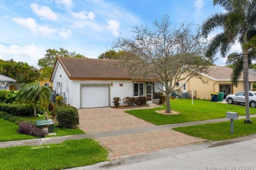 711 3rd Ln, Dania Beach, FL 33004-4438