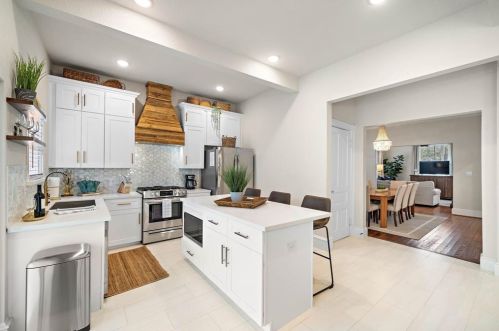 1021 Sealy St, Galveston TX 77550-3813 exterior