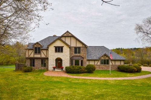 3664 Lakeview Rd, Hubertus, WI 53033-9521