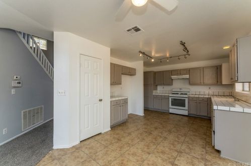 43234 Vineyard Dr, Lancaster CA  93535-4920 exterior