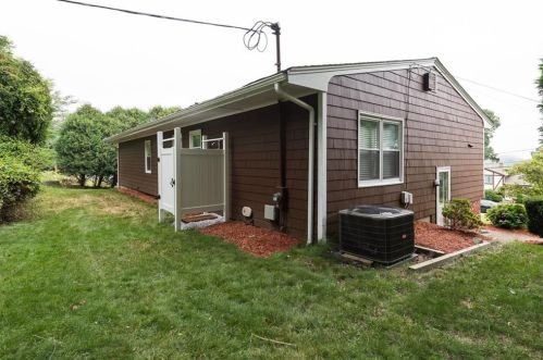 24 Bonnet View Dr, South Kingstown, RI 02882-2613
