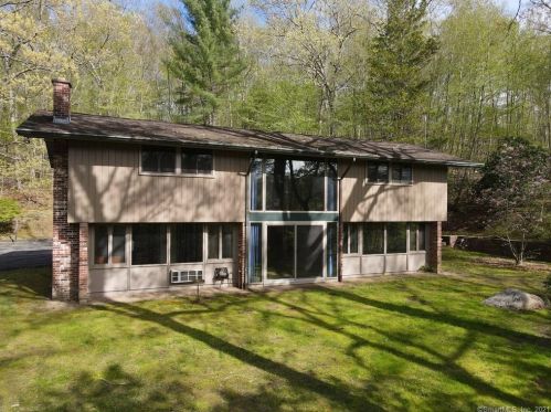 3 Jericho Dr, Lyme, CT 06371-1327