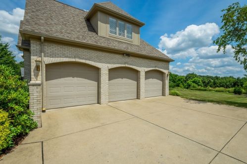 9007 Peregrine Dr, Gibsonia, PA 15044-8061