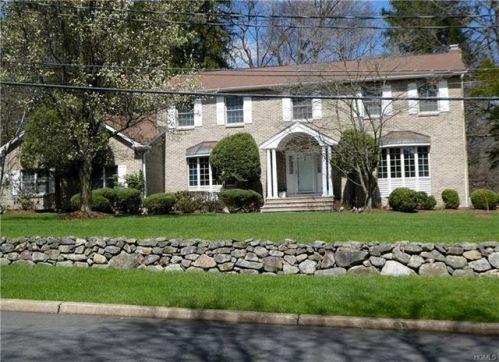 4 Kings Gate Rd, Airmont, NY 10901-3111