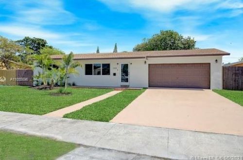 1124 70th Pl, Hialeah FL  33014-5113 exterior