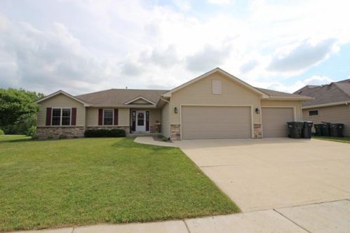 8717 Majestic Hills Dr, Sturtevant, WI 53177-2935