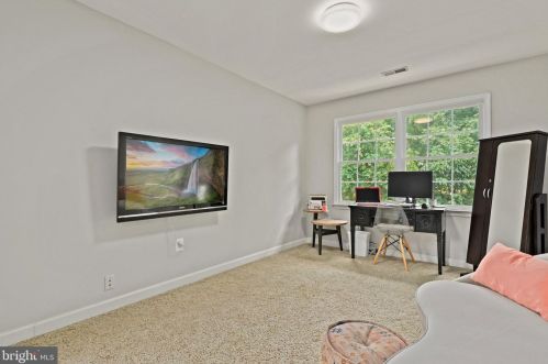 526 Beauregard Dr, Leesburg VA 20175-8924 exterior