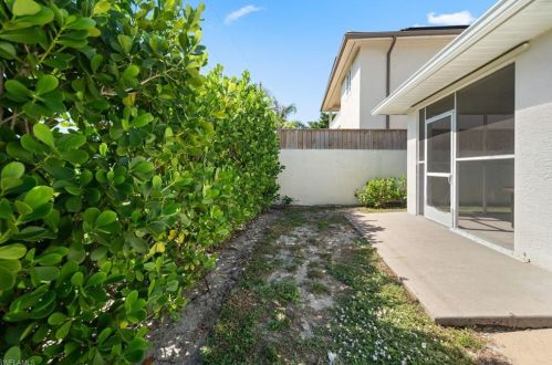 618 111th Ave, Naples FL  34108-1826 exterior