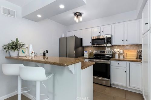 28144 Robin Ave, Santa Clarita CA  91350-2051 exterior