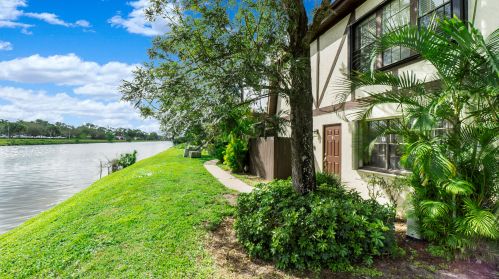 104 Weybridge Cir, West Palm Beach, FL 33411-1501