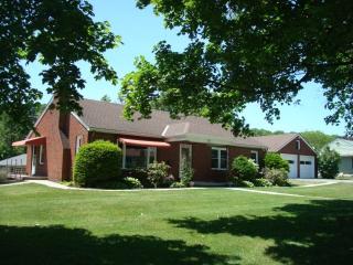 1 Hillcrest Dr, Ravena, NY 12143-1401