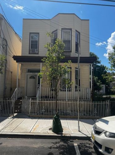 723 28th St, Union City, NJ 07087-2305