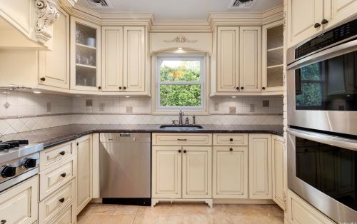 338 Elwood Rd, Elwood NY  11731-2215 exterior