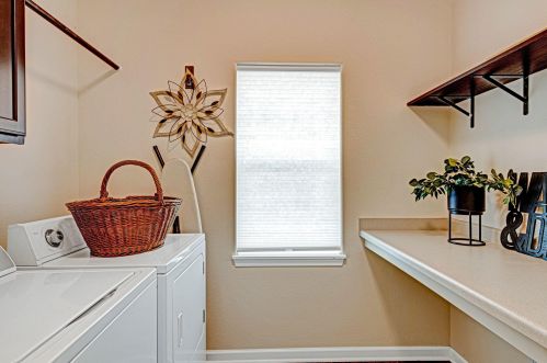 1910 Tumbleweed Cir, West Bend WI  53095-8561 exterior