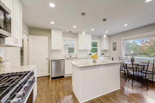 10043 Greenview Dr, Thiensville WI  53092-5749 exterior