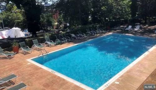 1375 River Rd, Edgewater NJ 07020-1518 exterior