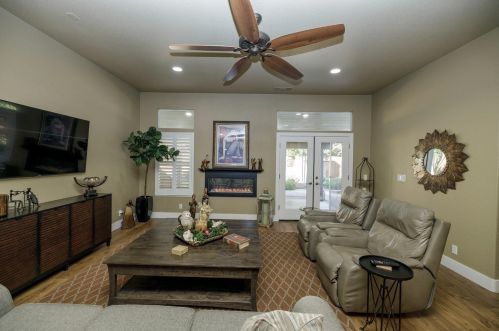 1955 Tuolumne Rd, Turlock CA  95382-8912 exterior