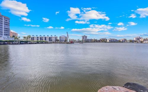 9207 Vanderbilt Dr, Naples FL  34108-2399 exterior