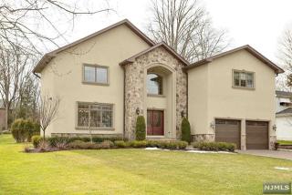 4 Meadow Ln, Norwood, NJ 07648-1214