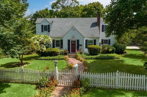 140 Seaview Ter, Northport, NY 11768-2931