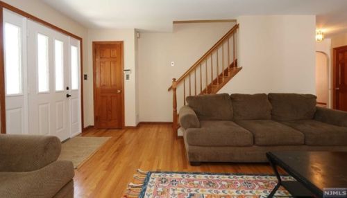 15 Huntting Dr, Dumont, NJ 07628-1516