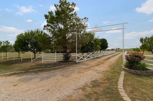 2537 Big Sky Trl, Ponder, TX 76259-4075
