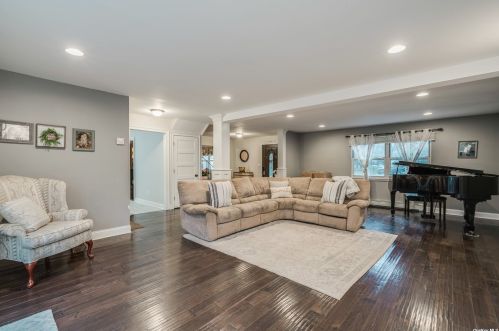 8 Valiant Ct, Mount Sinai NY  11766-2915 exterior