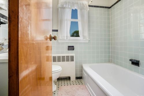 608 6th St, Elwood NY  11731-2326 exterior
