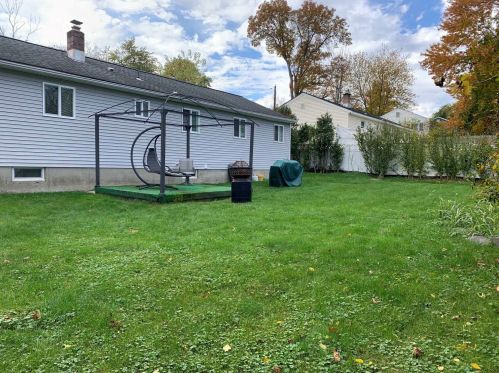 8 Tuscarora Dr, New Hamburg, NY 12590-4021
