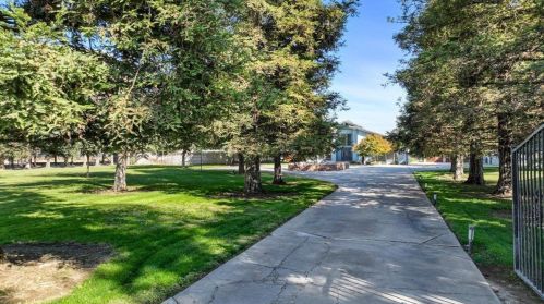 1812 Golf Rd, Turlock CA  95380-9746 exterior