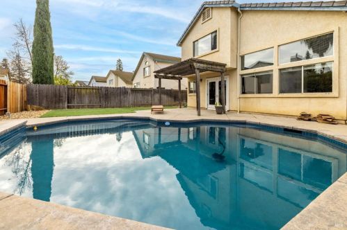 912 Celestine Cir, Vacaville CA  95687-7852 exterior