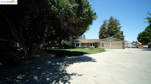 106 Old Oak Ct, Oakley, CA 94561-2715