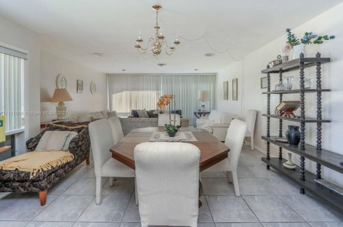 712 10th Ave, Hollywood FL  33019-1903 exterior