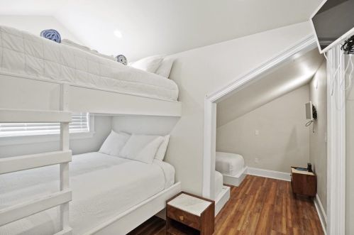 1564 Gulf Bch Dr, Saint George Island FL  32328-3106 exterior