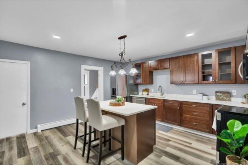 77 Chestnut St, Middletown CT  06457-3801 exterior