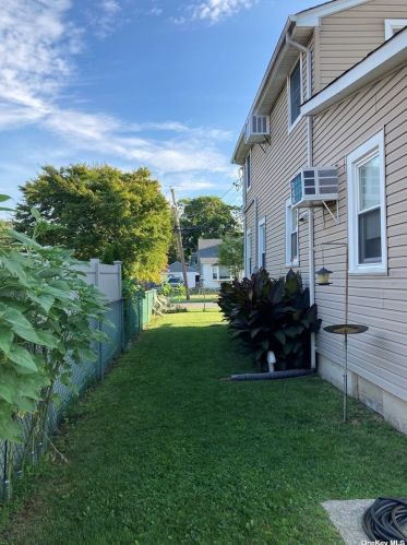 92 Pine St, Islip Manor NY  11751-2227 exterior