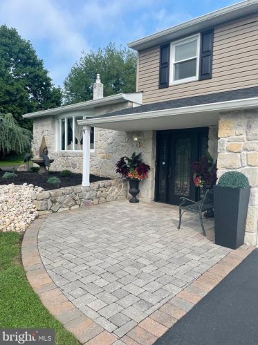 90 Sophia Dr, Southampton, PA 18966-1223