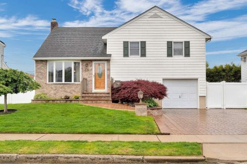 10 Brittany Dr, Bethpage, NY 11714-6403