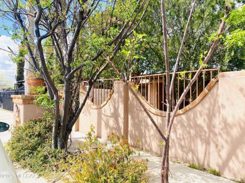 884 Wedwick St, Tucson, AZ 85706-3136