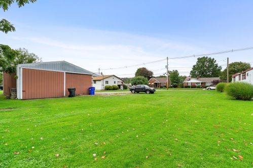 207 Hazel St, Zelienople PA  16063-1012 exterior