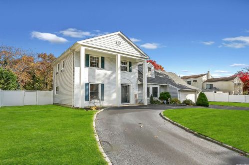 5 Priscilla Ave, Holtsville, NY 11742-1222