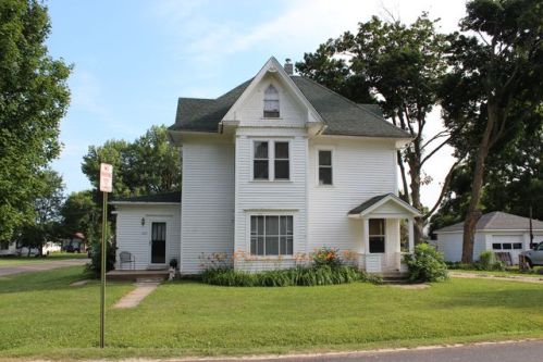 325 Church St, Fairfax, IA 52228-4702