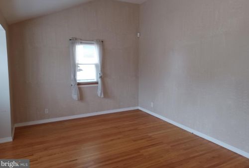 561 Greenwich Ave, West Deptford, NJ 08066-1166