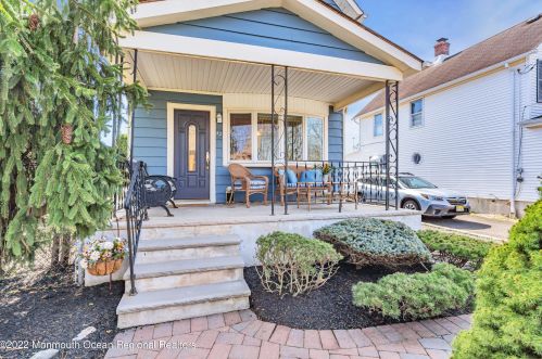 42 John St, Helmetta, NJ 08828-1004