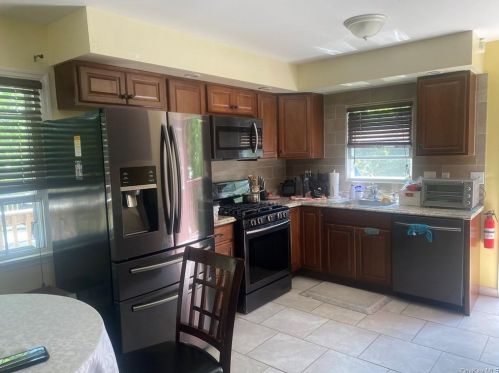 6 Renfrewshire Dr, Middletown, NY 10941-1405