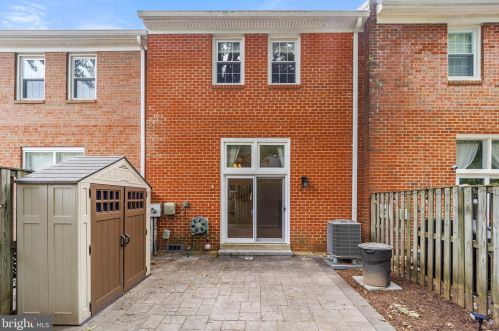 2356 Horseferry Ct, Herndon VA 20191-2733 exterior