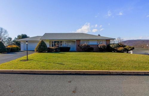 706 Crescent Ave, Moselem, PA 19526-1419