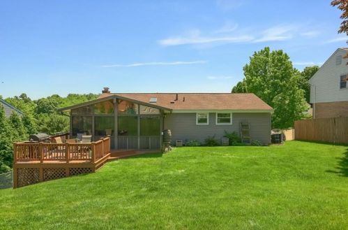 304 Highlander Heights Dr, Glenshaw, PA 15116-2565