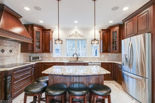 1 Mueller Pl, Warren NJ  07059-5703 exterior